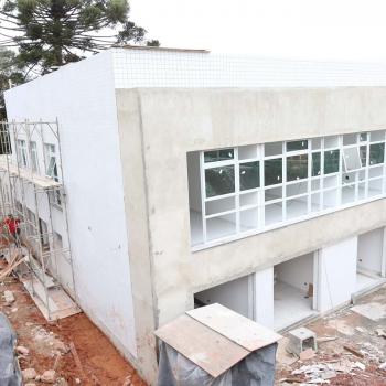 Construcao da Delegacia Cidada de Colombo. A delegacia cidadã é um novo modelo de atendimento em delegacias no Paraná, com espaços específicos e reservados para separar vítimas de agressores e possibilidade de auxílio de assistentes sociais e psicólogos, quando necessário. Colombo