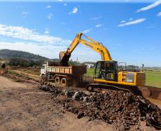 Serviços de terraplanagem, pavimentação e drenagem do Contorno Noroeste em Francisco Beltrao, que irá tirar o tráfego pesado de caminhões de dentro da cidade. O acesso rodoviário terá 5,2 quilômetros de extensão, ligando a PR-180 com a PR-483, e contará com cinco trincheiras e viadutos, duas faixas, além de acostamentos com 2,5 metros de largura e mais de dois quilômetros de terceiras faixas. 