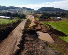 Serviços de terraplanagem, pavimentação e drenagem do Contorno Noroeste em Francisco Beltrao, que irá tirar o tráfego pesado de caminhões de dentro da cidade. O acesso rodoviário terá 5,2 quilômetros de extensão, ligando a PR-180 com a PR-483, e contará com cinco trincheiras e viadutos, duas faixas, além de acostamentos com 2,5 metros de largura e mais de dois quilômetros de terceiras faixas. 