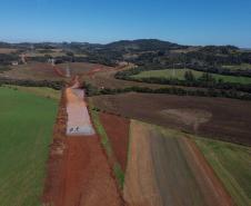 Serviços de terraplanagem, pavimentação e drenagem do Contorno Noroeste em Francisco Beltrao, que irá tirar o tráfego pesado de caminhões de dentro da cidade. O acesso rodoviário terá 5,2 quilômetros de extensão, ligando a PR-180 com a PR-483, e contará com cinco trincheiras e viadutos, duas faixas, além de acostamentos com 2,5 metros de largura e mais de dois quilômetros de terceiras faixas. 