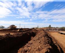 Serviços de terraplanagem, pavimentação e drenagem do Contorno Noroeste em Francisco Beltrao, que irá tirar o tráfego pesado de caminhões de dentro da cidade. O acesso rodoviário terá 5,2 quilômetros de extensão, ligando a PR-180 com a PR-483, e contará com cinco trincheiras e viadutos, duas faixas, além de acostamentos com 2,5 metros de largura e mais de dois quilômetros de terceiras faixas. 