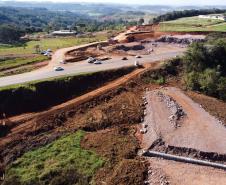 Serviços de terraplanagem, pavimentação e drenagem do Contorno Noroeste em Francisco Beltrao, que irá tirar o tráfego pesado de caminhões de dentro da cidade. O acesso rodoviário terá 5,2 quilômetros de extensão, ligando a PR-180 com a PR-483, e contará com cinco trincheiras e viadutos, duas faixas, além de acostamentos com 2,5 metros de largura e mais de dois quilômetros de terceiras faixas. 