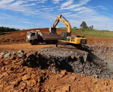 Serviços de terraplanagem, pavimentação e drenagem do Contorno Noroeste em Francisco Beltrao, que irá tirar o tráfego pesado de caminhões de dentro da cidade. O acesso rodoviário terá 5,2 quilômetros de extensão, ligando a PR-180 com a PR-483, e contará com cinco trincheiras e viadutos, duas faixas, além de acostamentos com 2,5 metros de largura e mais de dois quilômetros de terceiras faixas. 