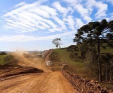 Serviços de terraplanagem, pavimentação e drenagem do Contorno Noroeste em Francisco Beltrao, que irá tirar o tráfego pesado de caminhões de dentro da cidade. O acesso rodoviário terá 5,2 quilômetros de extensão, ligando a PR-180 com a PR-483, e contará com cinco trincheiras e viadutos, duas faixas, além de acostamentos com 2,5 metros de largura e mais de dois quilômetros de terceiras faixas. 
