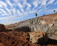 Serviços de terraplanagem, pavimentação e drenagem do Contorno Noroeste em Francisco Beltrao, que irá tirar o tráfego pesado de caminhões de dentro da cidade. O acesso rodoviário terá 5,2 quilômetros de extensão, ligando a PR-180 com a PR-483, e contará com cinco trincheiras e viadutos, duas faixas, além de acostamentos com 2,5 metros de largura e mais de dois quilômetros de terceiras faixas. 