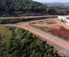Serviços de terraplanagem, pavimentação e drenagem do Contorno Noroeste em Francisco Beltrao, que irá tirar o tráfego pesado de caminhões de dentro da cidade. O acesso rodoviário terá 5,2 quilômetros de extensão, ligando a PR-180 com a PR-483, e contará com cinco trincheiras e viadutos, duas faixas, além de acostamentos com 2,5 metros de largura e mais de dois quilômetros de terceiras faixas. 