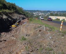 Serviços de terraplanagem, pavimentação e drenagem do Contorno Noroeste em Francisco Beltrao, que irá tirar o tráfego pesado de caminhões de dentro da cidade. O acesso rodoviário terá 5,2 quilômetros de extensão, ligando a PR-180 com a PR-483, e contará com cinco trincheiras e viadutos, duas faixas, além de acostamentos com 2,5 metros de largura e mais de dois quilômetros de terceiras faixas. 