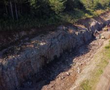 Serviços de terraplanagem, pavimentação e drenagem do Contorno Noroeste em Francisco Beltrao, que irá tirar o tráfego pesado de caminhões de dentro da cidade. O acesso rodoviário terá 5,2 quilômetros de extensão, ligando a PR-180 com a PR-483, e contará com cinco trincheiras e viadutos, duas faixas, além de acostamentos com 2,5 metros de largura e mais de dois quilômetros de terceiras faixas. 