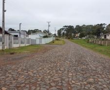 Programa de Estradas Rurais Integradas aos Princípios Conservacionistas - Estradas da Integração, do Governo do Estado.  Um trecho de 6,31 quilômetros e seis metros de largura está recebendo pavimentação poliédrica com pedras irregulares ligando a comunidade de Ponte Alta na interseção com a BR-277 até a Sede do Distrito de Patos Velhos em Prudentopolis 