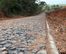 Programa de Estradas Rurais Integradas aos Princípios Conservacionistas - Estradas da Integração, do Governo do Estado.  Um trecho de 6,31 quilômetros e seis metros de largura está recebendo pavimentação poliédrica com pedras irregulares ligando a comunidade de Ponte Alta na interseção com a BR-277 até a Sede do Distrito de Patos Velhos em Prudentopolis 