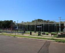Meu Campinho em Maringa. O espaço tem um campo de futebol de grama sintética, playground com piso emborrachado e com iluminação, bicicletários, bebedouro, mesas de jogos, floreiras e lixeiras -  