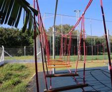 Meu Campinho em Maringa. O espaço tem um campo de futebol de grama sintética, playground com piso emborrachado e com iluminação, bicicletários, bebedouro, mesas de jogos, floreiras e lixeiras -  