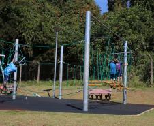 Meu Campinho em Maringa. O espaço tem um campo de futebol de grama sintética, playground com piso emborrachado e com iluminação, bicicletários, bebedouro, mesas de jogos, floreiras e lixeiras -  