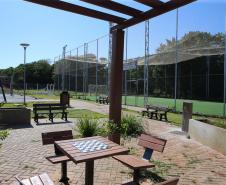 Meu Campinho em Maringa. O espaço tem um campo de futebol de grama sintética, playground com piso emborrachado e com iluminação, bicicletários, bebedouro, mesas de jogos, floreiras e lixeiras -  