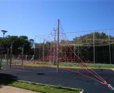 Meu Campinho em Maringa. O espaço tem um campo de futebol de grama sintética, playground com piso emborrachado e com iluminação, bicicletários, bebedouro, mesas de jogos, floreiras e lixeiras -  
