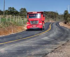 Pavimentação de estrada beneficia produção leiteira de Carambeí 
