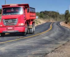 Pavimentação de estrada beneficia produção leiteira de Carambeí 