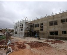Construcao da Delegacia Cidada de Colombo. A delegacia cidadã é um novo modelo de atendimento em delegacias no Paraná, com espaços específicos e reservados para separar vítimas de agressores e possibilidade de auxílio de assistentes sociais e psicólogos, quando necessário. Colombo