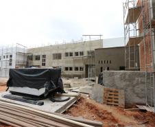Construcao da Delegacia Cidada de Colombo. A delegacia cidadã é um novo modelo de atendimento em delegacias no Paraná, com espaços específicos e reservados para separar vítimas de agressores e possibilidade de auxílio de assistentes sociais e psicólogos, quando necessário. Colombo