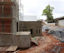 Construcao da Delegacia Cidada de Colombo. A delegacia cidadã é um novo modelo de atendimento em delegacias no Paraná, com espaços específicos e reservados para separar vítimas de agressores e possibilidade de auxílio de assistentes sociais e psicólogos, quando necessário. Colombo