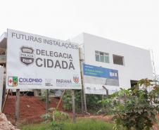 Construcao da Delegacia Cidada de Colombo. A delegacia cidadã é um novo modelo de atendimento em delegacias no Paraná, com espaços específicos e reservados para separar vítimas de agressores e possibilidade de auxílio de assistentes sociais e psicólogos, quando necessário. Colombo