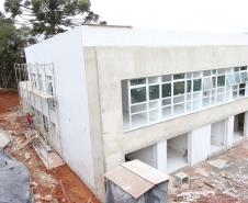 Construcao da Delegacia Cidada de Colombo. A delegacia cidadã é um novo modelo de atendimento em delegacias no Paraná, com espaços específicos e reservados para separar vítimas de agressores e possibilidade de auxílio de assistentes sociais e psicólogos, quando necessário. Colombo