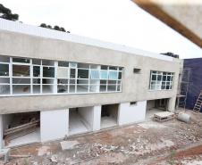 Construcao da Delegacia Cidada de Colombo. A delegacia cidadã é um novo modelo de atendimento em delegacias no Paraná, com espaços específicos e reservados para separar vítimas de agressores e possibilidade de auxílio de assistentes sociais e psicólogos, quando necessário. Colombo
