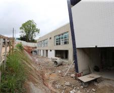 Construcao da Delegacia Cidada de Colombo. A delegacia cidadã é um novo modelo de atendimento em delegacias no Paraná, com espaços específicos e reservados para separar vítimas de agressores e possibilidade de auxílio de assistentes sociais e psicólogos, quando necessário. Colombo