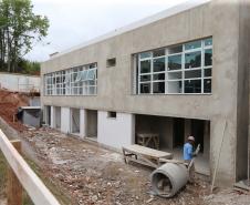 Construcao da Delegacia Cidada de Colombo. A delegacia cidadã é um novo modelo de atendimento em delegacias no Paraná, com espaços específicos e reservados para separar vítimas de agressores e possibilidade de auxílio de assistentes sociais e psicólogos, quando necessário. Colombo