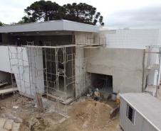 Construcao da Delegacia Cidada de Colombo. A delegacia cidadã é um novo modelo de atendimento em delegacias no Paraná, com espaços específicos e reservados para separar vítimas de agressores e possibilidade de auxílio de assistentes sociais e psicólogos, quando necessário. Colombo