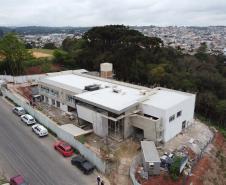 Construcao da Delegacia Cidada de Colombo. A delegacia cidadã é um novo modelo de atendimento em delegacias no Paraná, com espaços específicos e reservados para separar vítimas de agressores e possibilidade de auxílio de assistentes sociais e psicólogos, quando necessário. Colombo