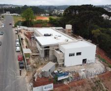 Construcao da Delegacia Cidada de Colombo. A delegacia cidadã é um novo modelo de atendimento em delegacias no Paraná, com espaços específicos e reservados para separar vítimas de agressores e possibilidade de auxílio de assistentes sociais e psicólogos, quando necessário. Colombo