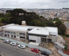 Construcao da Delegacia Cidada de Colombo. A delegacia cidadã é um novo modelo de atendimento em delegacias no Paraná, com espaços específicos e reservados para separar vítimas de agressores e possibilidade de auxílio de assistentes sociais e psicólogos, quando necessário. Colombo