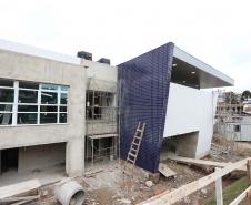 Construcao da Delegacia Cidada de Colombo. A delegacia cidadã é um novo modelo de atendimento em delegacias no Paraná, com espaços específicos e reservados para separar vítimas de agressores e possibilidade de auxílio de assistentes sociais e psicólogos, quando necessário. Colombo