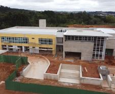 Construcao da Delegacia Cidada de Almirante Tamandare. A delegacia cidadã é um novo modelo de atendimento em delegacias no Paraná, com espaços específicos e reservados para separar vítimas de agressores e possibilidade de auxílio de assistentes sociais e psicólogos, quando necessário. Almirante Tamandare