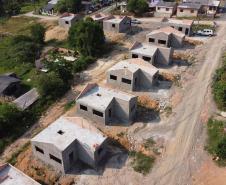 Construção das 157 casas na Vila Zezo em Imbituva,  o local passará por ação completa de regularização fundiária, com demarcação dos lotes individualizados e entrega de títulos de propriedade aos moradores. Também serão feitas obras de infraestrutura complementar para urbanização completa da região. 