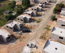 Construção das 157 casas na Vila Zezo em Imbituva,  o local passará por ação completa de regularização fundiária, com demarcação dos lotes individualizados e entrega de títulos de propriedade aos moradores. Também serão feitas obras de infraestrutura complementar para urbanização completa da região. 