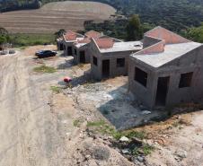 Construção das 157 casas na Vila Zezo em Imbituva,  o local passará por ação completa de regularização fundiária, com demarcação dos lotes individualizados e entrega de títulos de propriedade aos moradores. Também serão feitas obras de infraestrutura complementar para urbanização completa da região. 