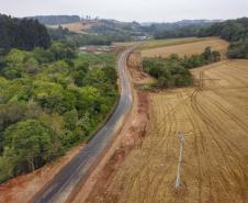 Asfalto em estrada rural valoriza o turismo e a produção de Mariópolis 
