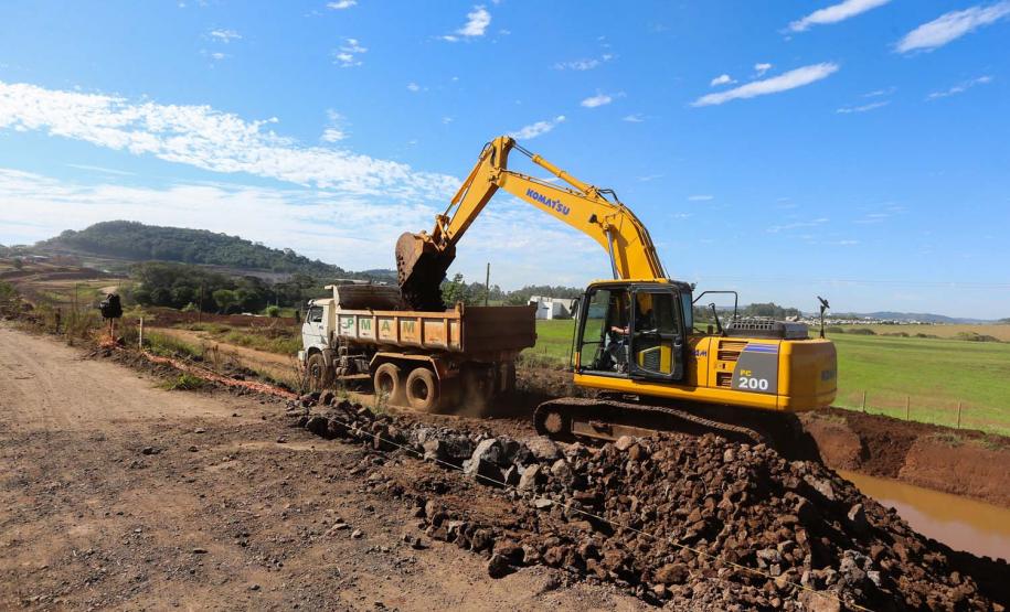 Serviços de terraplanagem, pavimentação e drenagem do Contorno Noroeste em Francisco Beltrao, que irá tirar o tráfego pesado de caminhões de dentro da cidade. O acesso rodoviário terá 5,2 quilômetros de extensão, ligando a PR-180 com a PR-483, e contará com cinco trincheiras e viadutos, duas faixas, além de acostamentos com 2,5 metros de largura e mais de dois quilômetros de terceiras faixas.