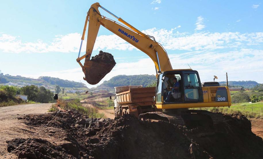 Serviços de terraplanagem, pavimentação e drenagem do Contorno Noroeste em Francisco Beltrao, que irá tirar o tráfego pesado de caminhões de dentro da cidade. O acesso rodoviário terá 5,2 quilômetros de extensão, ligando a PR-180 com a PR-483, e contará com cinco trincheiras e viadutos, duas faixas, além de acostamentos com 2,5 metros de largura e mais de dois quilômetros de terceiras faixas.