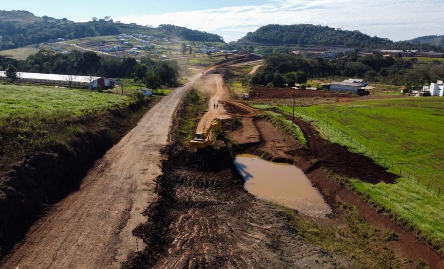 Serviços de terraplanagem, pavimentação e drenagem do Contorno Noroeste em Francisco Beltrao, que irá tirar o tráfego pesado de caminhões de dentro da cidade. O acesso rodoviário terá 5,2 quilômetros de extensão, ligando a PR-180 com a PR-483, e contará com cinco trincheiras e viadutos, duas faixas, além de acostamentos com 2,5 metros de largura e mais de dois quilômetros de terceiras faixas.