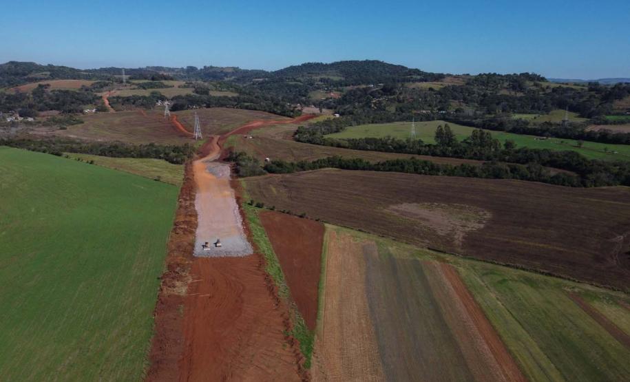 Serviços de terraplanagem, pavimentação e drenagem do Contorno Noroeste em Francisco Beltrao, que irá tirar o tráfego pesado de caminhões de dentro da cidade. O acesso rodoviário terá 5,2 quilômetros de extensão, ligando a PR-180 com a PR-483, e contará com cinco trincheiras e viadutos, duas faixas, além de acostamentos com 2,5 metros de largura e mais de dois quilômetros de terceiras faixas.