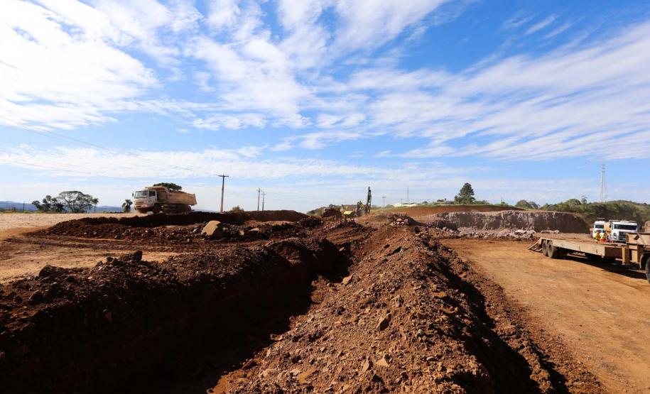 Serviços de terraplanagem, pavimentação e drenagem do Contorno Noroeste em Francisco Beltrao, que irá tirar o tráfego pesado de caminhões de dentro da cidade. O acesso rodoviário terá 5,2 quilômetros de extensão, ligando a PR-180 com a PR-483, e contará com cinco trincheiras e viadutos, duas faixas, além de acostamentos com 2,5 metros de largura e mais de dois quilômetros de terceiras faixas.