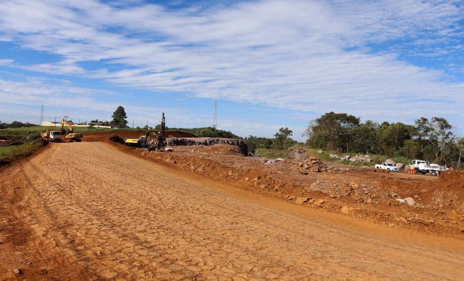 Serviços de terraplanagem, pavimentação e drenagem do Contorno Noroeste em Francisco Beltrao, que irá tirar o tráfego pesado de caminhões de dentro da cidade. O acesso rodoviário terá 5,2 quilômetros de extensão, ligando a PR-180 com a PR-483, e contará com cinco trincheiras e viadutos, duas faixas, além de acostamentos com 2,5 metros de largura e mais de dois quilômetros de terceiras faixas.