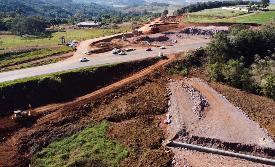 Serviços de terraplanagem, pavimentação e drenagem do Contorno Noroeste em Francisco Beltrao, que irá tirar o tráfego pesado de caminhões de dentro da cidade. O acesso rodoviário terá 5,2 quilômetros de extensão, ligando a PR-180 com a PR-483, e contará com cinco trincheiras e viadutos, duas faixas, além de acostamentos com 2,5 metros de largura e mais de dois quilômetros de terceiras faixas.
