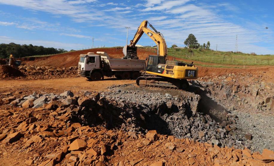Serviços de terraplanagem, pavimentação e drenagem do Contorno Noroeste em Francisco Beltrao, que irá tirar o tráfego pesado de caminhões de dentro da cidade. O acesso rodoviário terá 5,2 quilômetros de extensão, ligando a PR-180 com a PR-483, e contará com cinco trincheiras e viadutos, duas faixas, além de acostamentos com 2,5 metros de largura e mais de dois quilômetros de terceiras faixas.