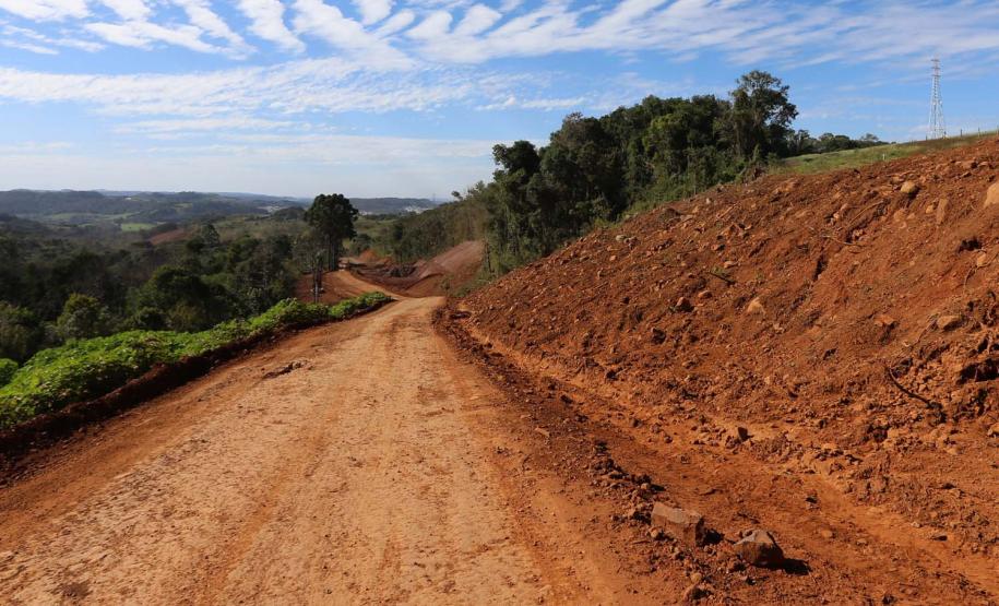 Serviços de terraplanagem, pavimentação e drenagem do Contorno Noroeste em Francisco Beltrao, que irá tirar o tráfego pesado de caminhões de dentro da cidade. O acesso rodoviário terá 5,2 quilômetros de extensão, ligando a PR-180 com a PR-483, e contará com cinco trincheiras e viadutos, duas faixas, além de acostamentos com 2,5 metros de largura e mais de dois quilômetros de terceiras faixas.