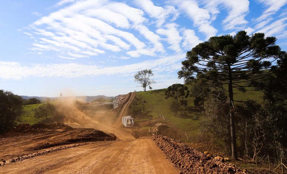 Serviços de terraplanagem, pavimentação e drenagem do Contorno Noroeste em Francisco Beltrao, que irá tirar o tráfego pesado de caminhões de dentro da cidade. O acesso rodoviário terá 5,2 quilômetros de extensão, ligando a PR-180 com a PR-483, e contará com cinco trincheiras e viadutos, duas faixas, além de acostamentos com 2,5 metros de largura e mais de dois quilômetros de terceiras faixas.