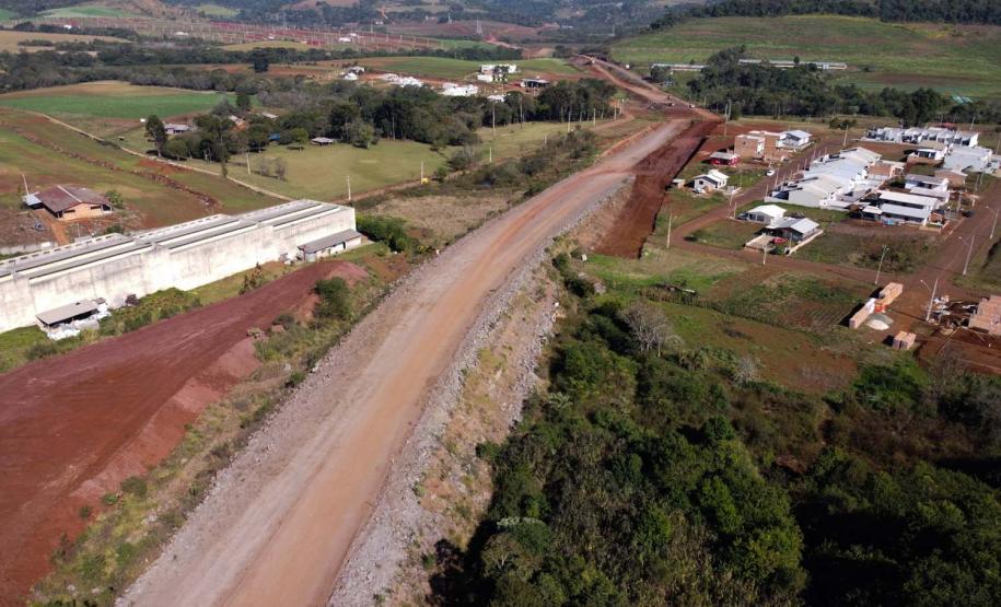 Serviços de terraplanagem, pavimentação e drenagem do Contorno Noroeste em Francisco Beltrao, que irá tirar o tráfego pesado de caminhões de dentro da cidade. O acesso rodoviário terá 5,2 quilômetros de extensão, ligando a PR-180 com a PR-483, e contará com cinco trincheiras e viadutos, duas faixas, além de acostamentos com 2,5 metros de largura e mais de dois quilômetros de terceiras faixas.